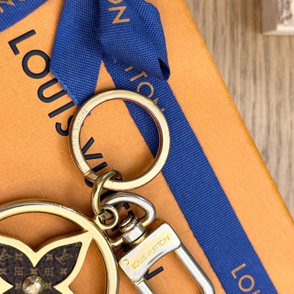 LOUIS VUITTON 2022 Puzzle Flower Monogram Keyring - Picture 13 of 15